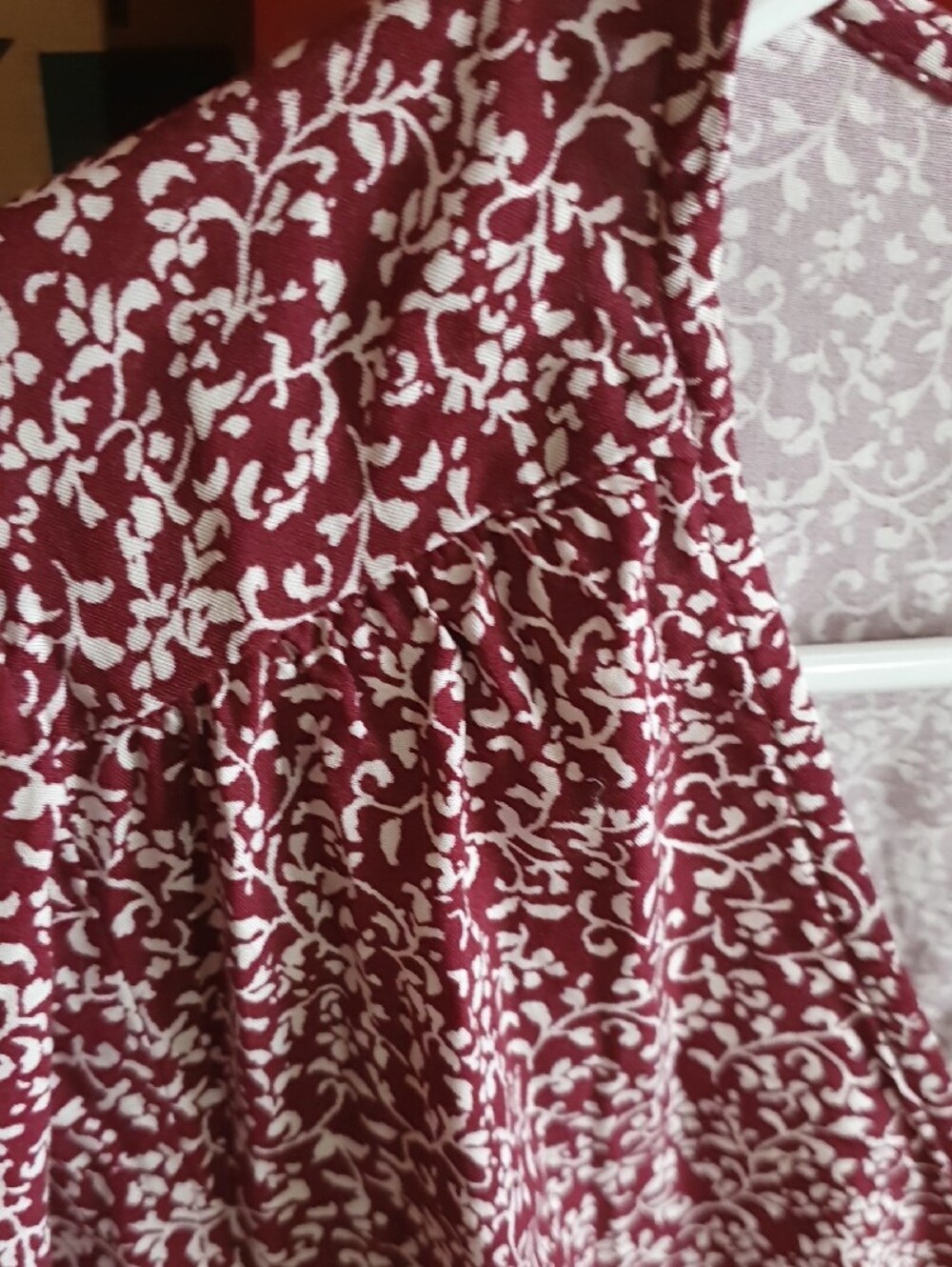 Old Navy Burgundy and White Twist-Front V-Neck Blouse - Picture 3 of 6